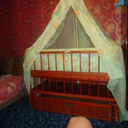 Кроватка на маятнике с нишей для белья,матрасик,защита,балдахин