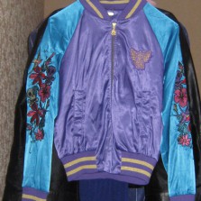 Куртка (ветровка) с вышивкой на рукавах, размер M.