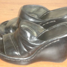 шлепанцы  36 р., кожа. 50 грн.