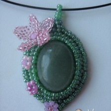 Кулон с нефритом