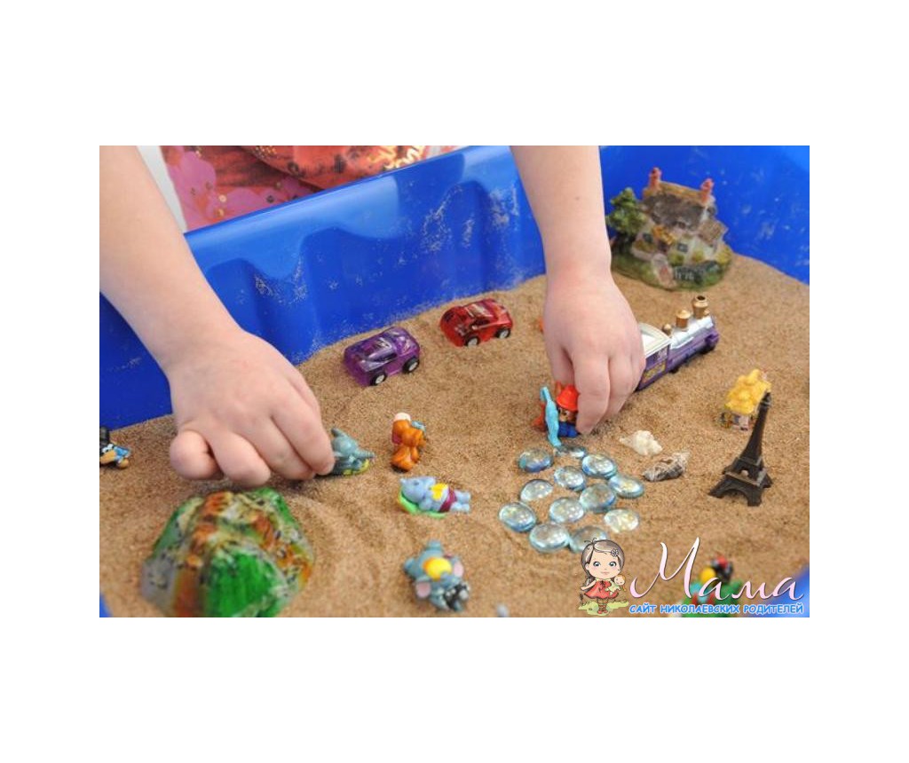 игры с песком. день игры на песке. коробочки для игр с песком. стол для песочной терапии. найди игру песок.