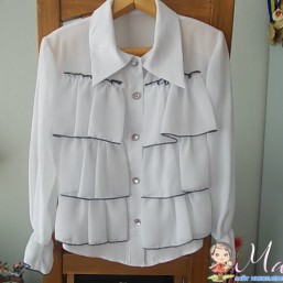 Очень красивая блуза для первоклашки.