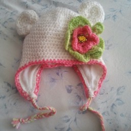 Зимняя вязаная шапочка для малышки