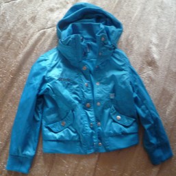 куртка для деврчки 128см, капюшон прячется в воротник