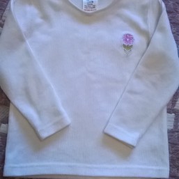 Молочный свитерок на девочку