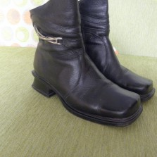 Кожаные сапоги демисезонные 38 р-р