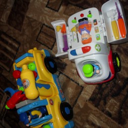 Скорая помощь и  Машина строителя на батарейках.