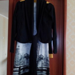 Платье с накидкой