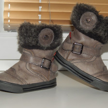 Стильные, кожаные сапожки для маленькой модницы