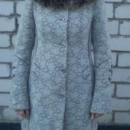 Пальто серого цвета с капюшоном!!!