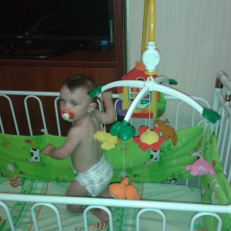 Защита на кроватку +наматрасник (в подарок)