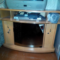 продаю полку под телевизор