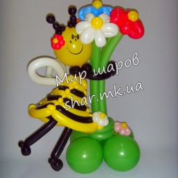 Букет ромашек с пчелкой из воздушных шаров