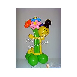 Букет ромашек с джентльменом из воздушных шаров.