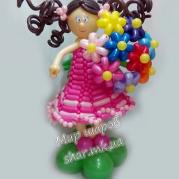 Очаровательная девочка с букетом ромашек