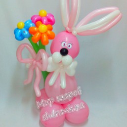 Милый зайка с букетом ромашек