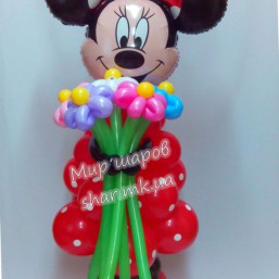 Девочка Минни Маус с букетом ромашек