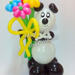 Панда с букетом из 5 ромашек