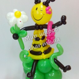 Очаровательная пчелка с ромашкой из воздушных шаров