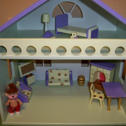 Маленький кукольный домик