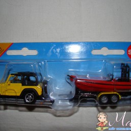 Джип с лодкой на прицепе