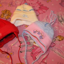 шапочки демисезонные на девочку от 0-6 мес.