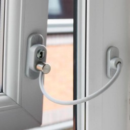 Детский замок Пенкид PenKid - ограничитель открывания оконной створки с тросиком