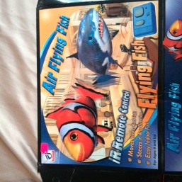 Летающая, надувная рыбка клоун Air Swimmers на пульте управления