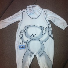 Симпатичный костюм-двойка с мишкой