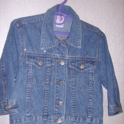 Джинсовые  куртка со стразами