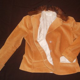 Женский костюм очень хорошего качества, норковый воротничок!