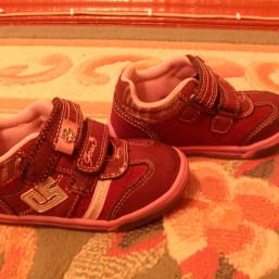 продам кроссовки на девочку