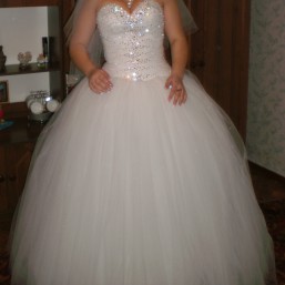 Продам или дам на прокат платье с камнями Swarovski и шубкой