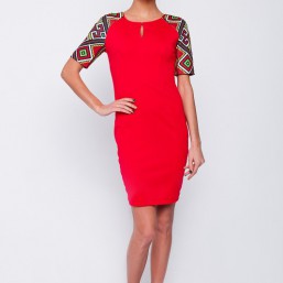 Красное платье с орнаментом