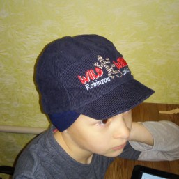 осенне-весенняя кепка,закрывает ушки