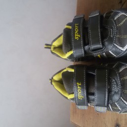 продаю кроссовки 34р