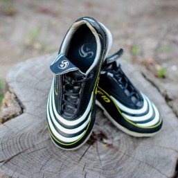 Кроссовки Адидас.