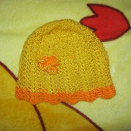 Курточка для двора-50 грн длина 43см длина рукава-33 см.Жилет вязаный длина от плеча до низа-39 см-30 грн(не носили).Шапочка вязаная на обхват головы-38 см-25 грн.Свитор светло розовый длина-36 см длина рукава-33см-40грн.