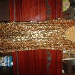 платье для танцев из пайеток на фото отсвечивает.Золотое