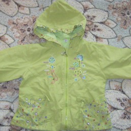 много разной одежды для детей