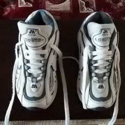 Кроссовки детские размер 28