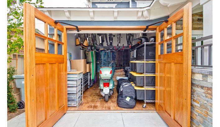 Как организовать место в гараже для экономии домашнего пространства?