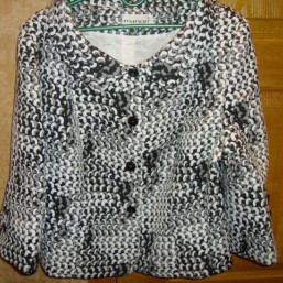 Очень красивый тоненький пиджак на подкладке