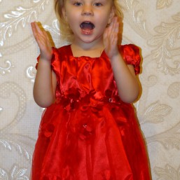 Красное платье с повязкой. Реальное фото.