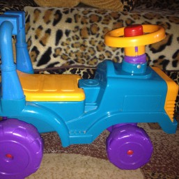 Продаю машину для малышей 