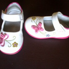 Красивая и хорошая обувь на девочку