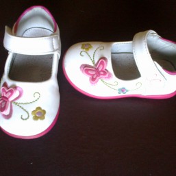 Красивая и хорошая обувь на девочку