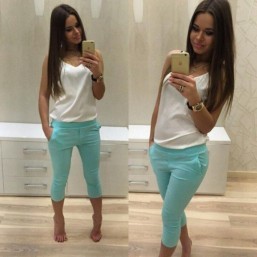 Женский летний яркий костюм: бриджи и блуза-топ.