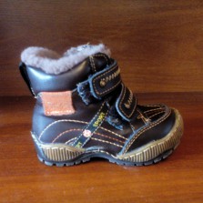 Продаю зимние ботинки, натуральная кожа. Прошитые. Состояние отличное. 22 р-р. Подходят как для мальчика, так и для девочки.