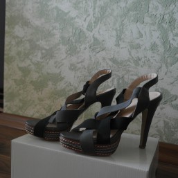 Босоножки на каблуке